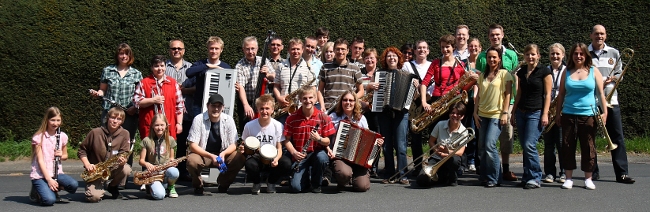 Gruppenfoto fast aller aktiven Mitglieder des Vereins.